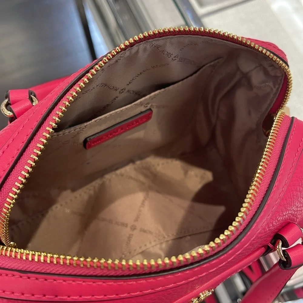 Michael Kors Travel Small Duffle Leather Crossbody Satchel Electric Pink
NWT - Picture 11 of 16